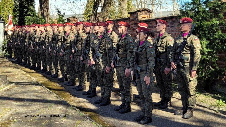 Na zdjęciu: uczestnicy uroczystości poświęconej 82. rocznicy Zbrodni Katyńskiej, która odbyła się w środę, 13 kwietnia 2022 roku, w Tomaszowie Mazowieckim