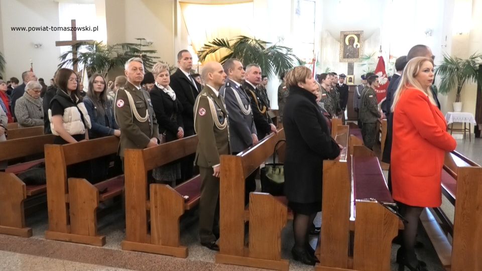 Na zdjęciu: uczestnicy uroczystości poświęconej 82. rocznicy Zbrodni Katyńskiej, która odbyła się w środę, 13 kwietnia 2022 roku, w Tomaszowie Mazowieckim