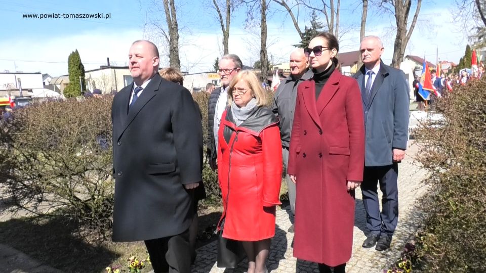 Na zdjęciu: uczestnicy uroczystości poświęconej 82. rocznicy Zbrodni Katyńskiej, która odbyła się w środę, 13 kwietnia 2022 roku, w Tomaszowie Mazowieckim