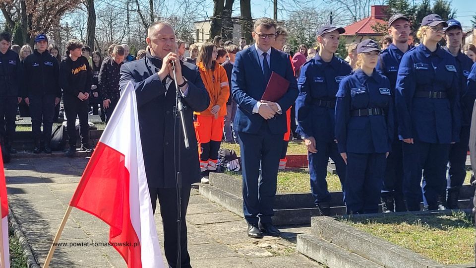 Na zdjęciu: uczestnicy uroczystości poświęconej 82. rocznicy Zbrodni Katyńskiej, która odbyła się w środę, 13 kwietnia 2022 roku, w Tomaszowie Mazowieckim