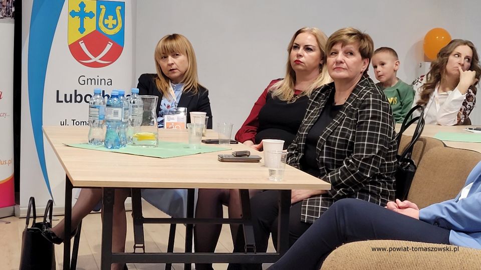 Zdjęcie z XVIII Spotkania Oddziałów i Kół Związku Dużych Rodzin Trzy Plus, które odbyło się w sobotę, 23 kwietnia 2022 roku, w Gminnym Centrum Kultury w Lubochni