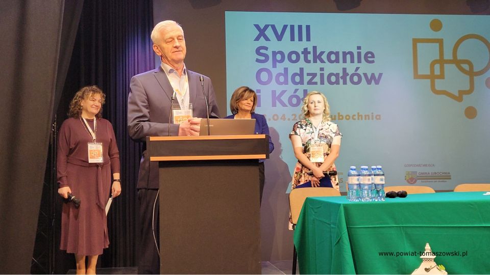 Zdjęcie z XVIII Spotkania Oddziałów i Kół Związku Dużych Rodzin Trzy Plus, które odbyło się w sobotę, 23 kwietnia 2022 roku, w Gminnym Centrum Kultury w Lubochni