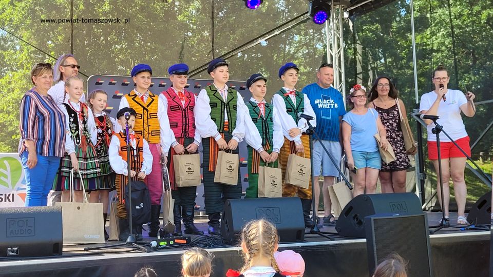 Na zdjęciu: uczestnicy Pikniku Rodzinnego w Spale, który odbył się z okazji inauguracji przewozów Łódzkiej Kolei Aglomeracyjnej  w sobotę, 25 czerwca 2022 roku, 