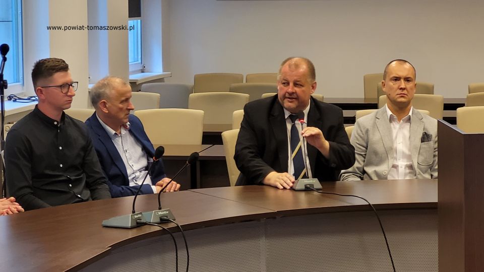 Na zdjęciu: uczestnicy podsumowania etapu regionalnego XIX edycji Ogólnokrajowego Konkursu „Bezpieczne Gospodarstwo Rolne 2022”, organizowanego przez KRUS w Tomaszowie Maz., które odbyło się w środę, 15 czerwca 2022 roku, w sali konferencyjnej Starostwa Powiatowego w Tomaszowie Mazowieckim