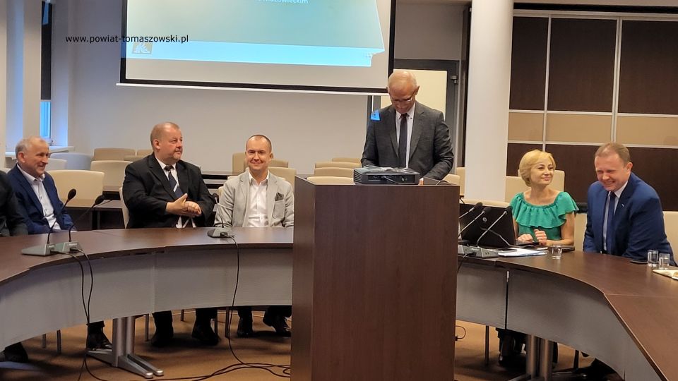 Na zdjęciu: uczestnicy podsumowania etapu regionalnego XIX edycji Ogólnokrajowego Konkursu „Bezpieczne Gospodarstwo Rolne 2022”, organizowanego przez KRUS w Tomaszowie Maz., które odbyło się w środę, 15 czerwca 2022 roku, w sali konferencyjnej Starostwa Powiatowego w Tomaszowie Mazowieckim