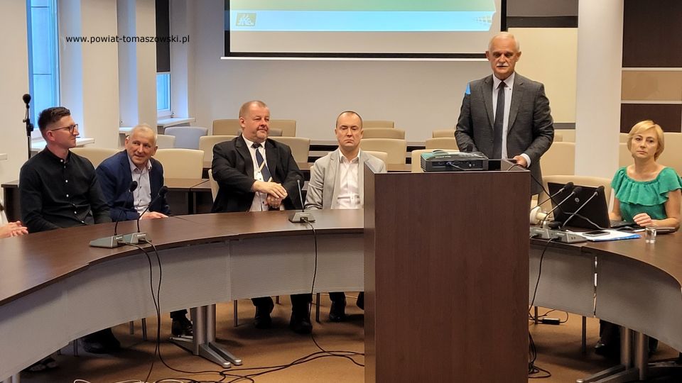 Na zdjęciu: uczestnicy podsumowania etapu regionalnego XIX edycji Ogólnokrajowego Konkursu „Bezpieczne Gospodarstwo Rolne 2022”, organizowanego przez KRUS w Tomaszowie Maz., które odbyło się w środę, 15 czerwca 2022 roku, w sali konferencyjnej Starostwa Powiatowego w Tomaszowie Mazowieckim