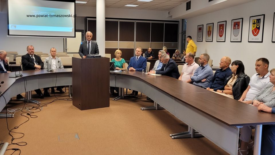 Na zdjęciu: uczestnicy podsumowania etapu regionalnego XIX edycji Ogólnokrajowego Konkursu „Bezpieczne Gospodarstwo Rolne 2022”, organizowanego przez KRUS w Tomaszowie Maz., które odbyło się w środę, 15 czerwca 2022 roku, w sali konferencyjnej Starostwa Powiatowego w Tomaszowie Mazowieckim