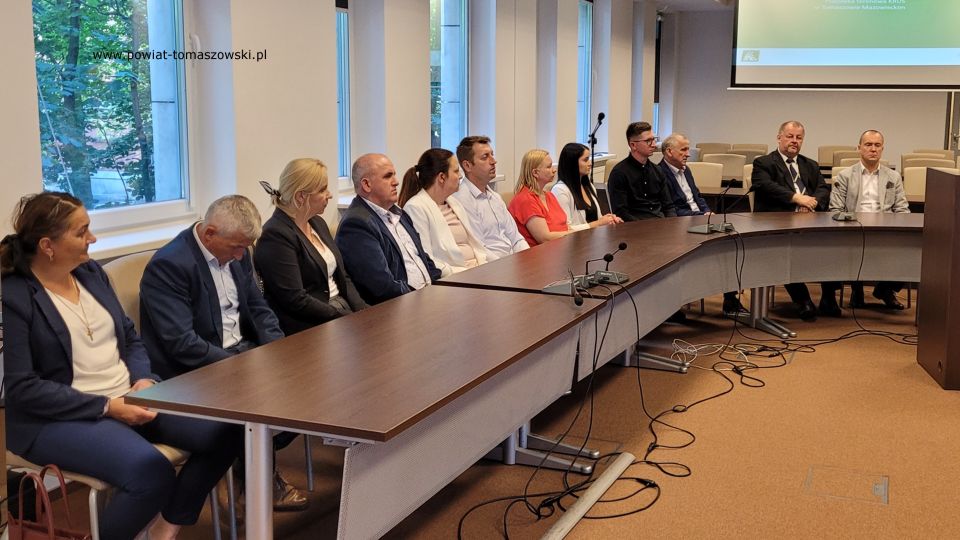 Na zdjęciu: uczestnicy podsumowania etapu regionalnego XIX edycji Ogólnokrajowego Konkursu „Bezpieczne Gospodarstwo Rolne 2022”, organizowanego przez KRUS w Tomaszowie Maz., które odbyło się w środę, 15 czerwca 2022 roku, w sali konferencyjnej Starostwa Powiatowego w Tomaszowie Mazowieckim
