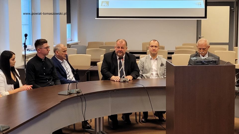 Na zdjęciu: uczestnicy podsumowania etapu regionalnego XIX edycji Ogólnokrajowego Konkursu „Bezpieczne Gospodarstwo Rolne 2022”, organizowanego przez KRUS w Tomaszowie Maz., które odbyło się w środę, 15 czerwca 2022 roku, w sali konferencyjnej Starostwa Powiatowego w Tomaszowie Mazowieckim