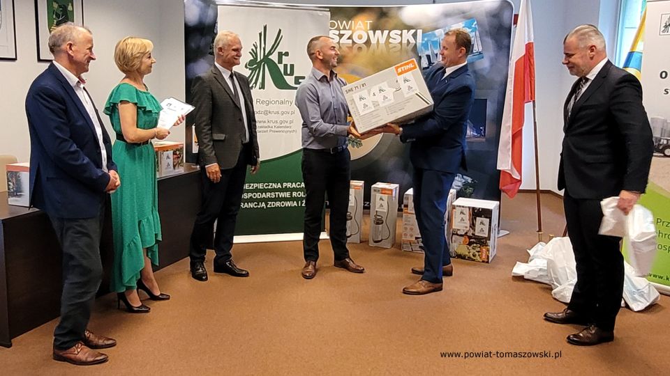 Na zdjęciu: uczestnicy podsumowania etapu regionalnego XIX edycji Ogólnokrajowego Konkursu „Bezpieczne Gospodarstwo Rolne 2022”, organizowanego przez KRUS w Tomaszowie Maz., które odbyło się w środę, 15 czerwca 2022 roku, w sali konferencyjnej Starostwa Powiatowego w Tomaszowie Mazowieckim