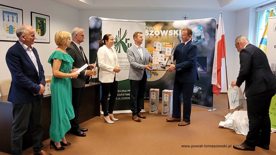 Na zdjęciu: uczestnicy podsumowania etapu regionalnego XIX edycji Ogólnokrajowego Konkursu „Bezpieczne Gospodarstwo Rolne 2022”, organizowanego przez KRUS w Tomaszowie Maz., które odbyło się w środę, 15 czerwca 2022 roku, w sali konferencyjnej Starostwa Powiatowego w Tomaszowie Mazowieckim