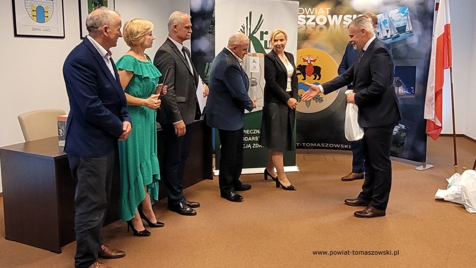 Na zdjęciu: uczestnicy podsumowania etapu regionalnego XIX edycji Ogólnokrajowego Konkursu „Bezpieczne Gospodarstwo Rolne 2022”, organizowanego przez KRUS w Tomaszowie Maz., które odbyło się w środę, 15 czerwca 2022 roku, w sali konferencyjnej Starostwa Powiatowego w Tomaszowie Mazowieckim