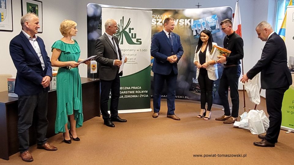 Na zdjęciu: uczestnicy podsumowania etapu regionalnego XIX edycji Ogólnokrajowego Konkursu „Bezpieczne Gospodarstwo Rolne 2022”, organizowanego przez KRUS w Tomaszowie Maz., które odbyło się w środę, 15 czerwca 2022 roku, w sali konferencyjnej Starostwa Powiatowego w Tomaszowie Mazowieckim
