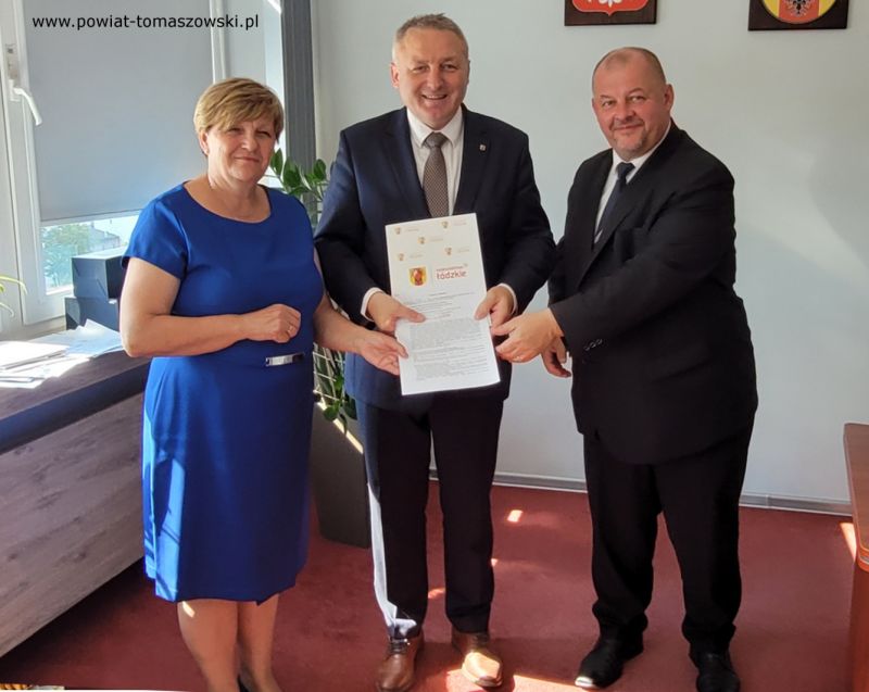 Na zdjęciu: uczestnicy spotkania, podczas którego podpisane zostały umowy na dofinansowanie z Urzędu marszałkowskiego w Łodzi, które odbyło się w Urzędzie Marszałkowskim w Łodzi w piątek, 24 czerwca 2022 roku, 