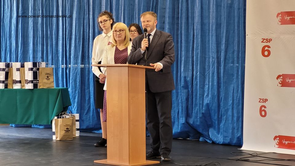 Na zdjęciu: uczestnicy podsumowania konkursu na logo Kuratorium Oświaty w  Łodzi, które odbyło się w poniedziałek, 23 maja 2022 roku, w Zespole Szkół Ponadpodstawowych nr 6 w Tomaszowie Mazowieckim