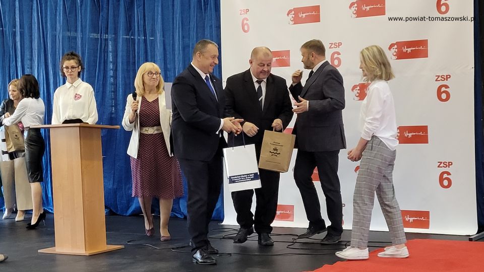 Na zdjęciu: uczestnicy podsumowania konkursu na logo Kuratorium Oświaty w  Łodzi, które odbyło się w poniedziałek, 23 maja 2022 roku, w Zespole Szkół Ponadpodstawowych nr 6 w Tomaszowie Mazowieckim