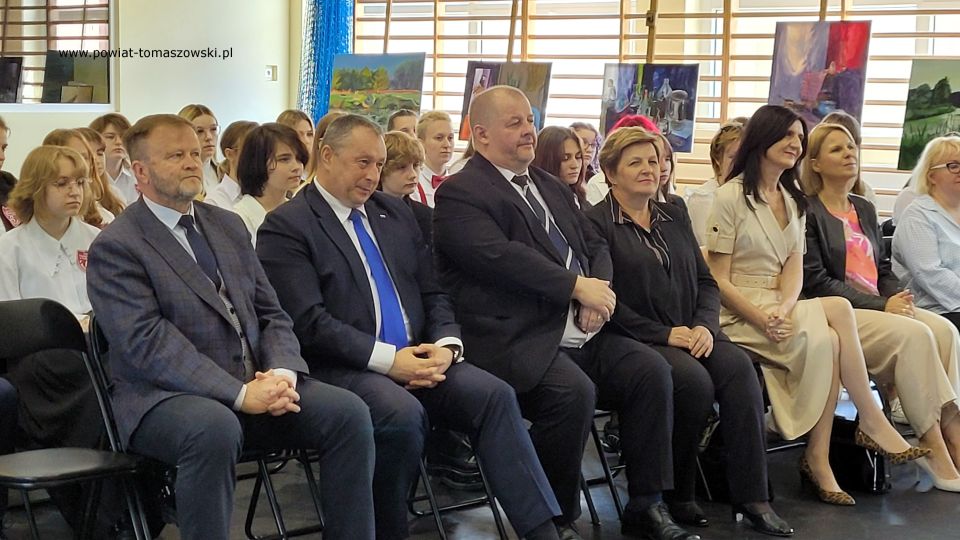 Na zdjęciu: uczestnicy podsumowania konkursu na logo Kuratorium Oświaty w  Łodzi, które odbyło się w poniedziałek, 23 maja 2022 roku, w Zespole Szkół Ponadpodstawowych nr 6 w Tomaszowie Mazowieckim
