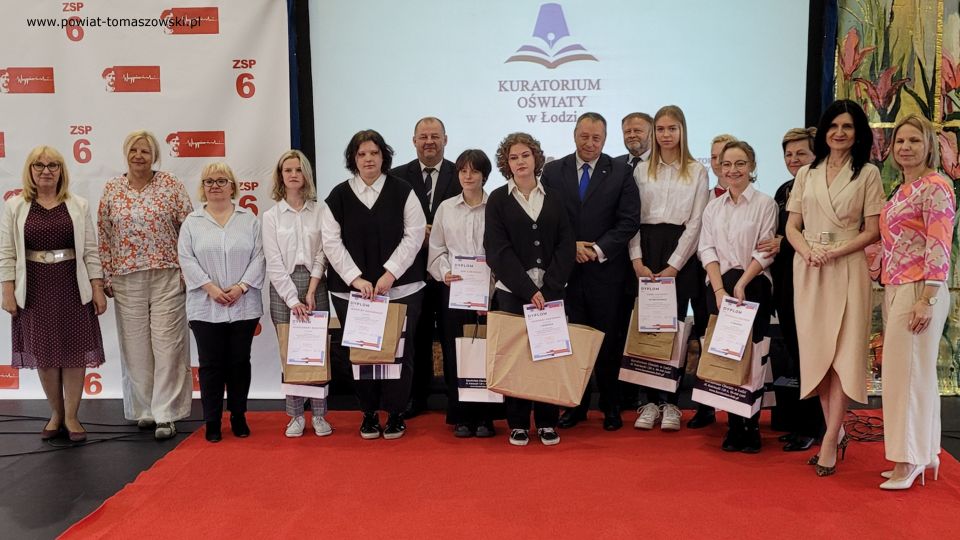 Na zdjęciu: uczestnicy podsumowania konkursu na logo Kuratorium Oświaty w  Łodzi, które odbyło się w poniedziałek, 23 maja 2022 roku, w Zespole Szkół Ponadpodstawowych nr 6 w Tomaszowie Mazowieckim