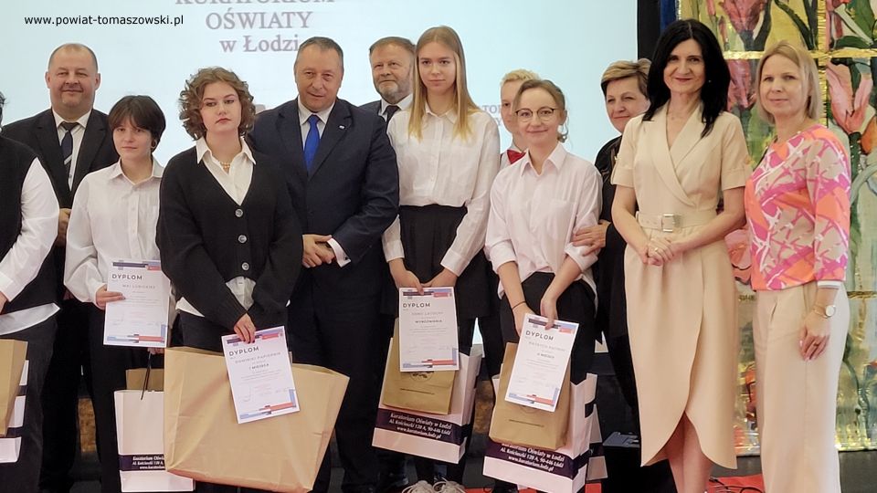 Na zdjęciu: uczestnicy podsumowania konkursu na logo Kuratorium Oświaty w  Łodzi, które odbyło się w poniedziałek, 23 maja 2022 roku, w Zespole Szkół Ponadpodstawowych nr 6 w Tomaszowie Mazowieckim