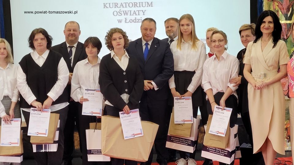 Na zdjęciu: uczestnicy podsumowania konkursu na logo Kuratorium Oświaty w  Łodzi, które odbyło się w poniedziałek, 23 maja 2022 roku, w Zespole Szkół Ponadpodstawowych nr 6 w Tomaszowie Mazowieckim