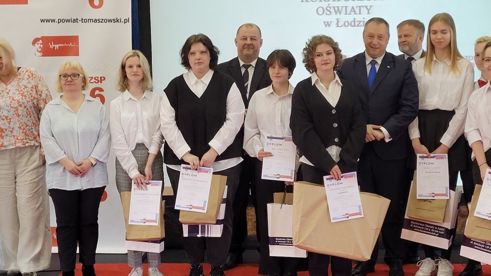Na zdjęciu: uczestnicy podsumowania konkursu na logo Kuratorium Oświaty w  Łodzi, które odbyło się w poniedziałek, 23 maja 2022 roku, w Zespole Szkół Ponadpodstawowych nr 6 w Tomaszowie Mazowieckim