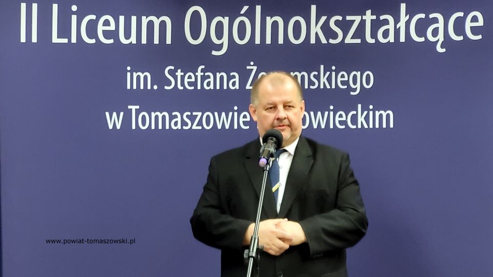 Na zdjęciu: uczestnicy uroczystego zakończenia roku szkolnego 2021/2022 maturzystów w II Liceum Ogólnokształcącym im. Stefana Żeromskiego w Tomaszowie Mazowieckim, które odbyło się w piątek, 29 kwietnia 2022 roku Na zdjęciu: uczestnicy uroczystego zakończenia roku szkolnego 2021/2022 maturzystów w II Liceum Ogólnokształcącym im. Stefana Żeromskiego w Tomaszowie Mazowieckim, które odbyło się w piątek, 29 kwietnia 2022 roku