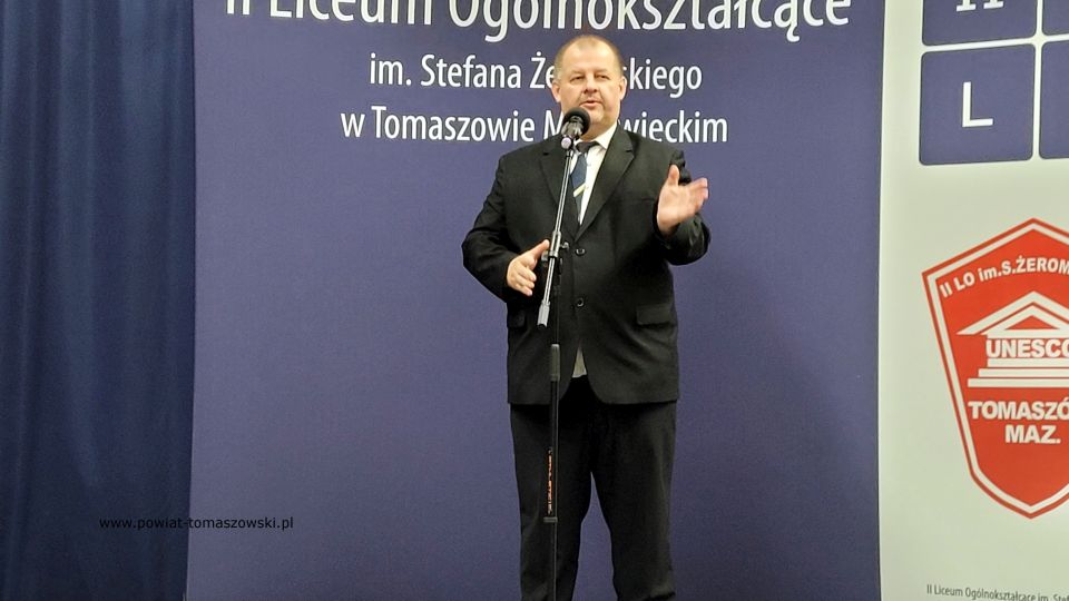 Na zdjęciu: uczestnicy uroczystego zakończenia roku szkolnego 2021/2022 maturzystów w II Liceum Ogólnokształcącym im. Stefana Żeromskiego w Tomaszowie Mazowieckim, które odbyło się w piątek, 29 kwietnia 2022 roku Na zdjęciu: uczestnicy uroczystego zakończenia roku szkolnego 2021/2022 maturzystów w II Liceum Ogólnokształcącym im. Stefana Żeromskiego w Tomaszowie Mazowieckim, które odbyło się w piątek, 29 kwietnia 2022 roku