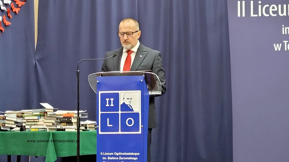 Na zdjęciu: uczestnicy uroczystego zakończenia roku szkolnego 2021/2022 maturzystów w II Liceum Ogólnokształcącym im. Stefana Żeromskiego w Tomaszowie Mazowieckim, które odbyło się w piątek, 29 kwietnia 2022 roku Na zdjęciu: uczestnicy uroczystego zakończenia roku szkolnego 2021/2022 maturzystów w II Liceum Ogólnokształcącym im. Stefana Żeromskiego w Tomaszowie Mazowieckim, które odbyło się w piątek, 29 kwietnia 2022 roku