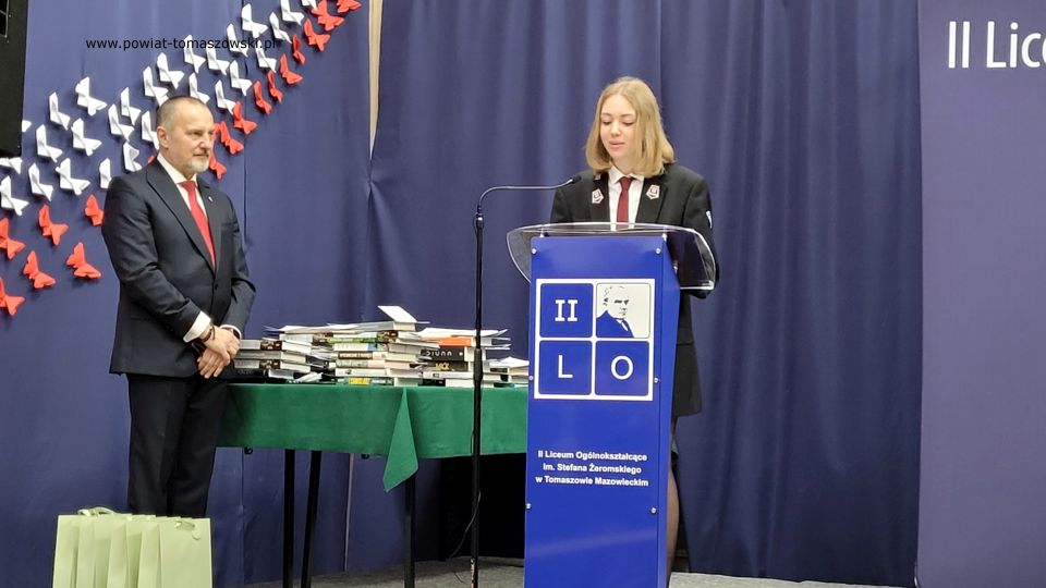 Na zdjęciu: uczestnicy uroczystego zakończenia roku szkolnego 2021/2022 maturzystów w II Liceum Ogólnokształcącym im. Stefana Żeromskiego w Tomaszowie Mazowieckim, które odbyło się w piątek, 29 kwietnia 2022 roku Na zdjęciu: uczestnicy uroczystego zakończenia roku szkolnego 2021/2022 maturzystów w II Liceum Ogólnokształcącym im. Stefana Żeromskiego w Tomaszowie Mazowieckim, które odbyło się w piątek, 29 kwietnia 2022 roku