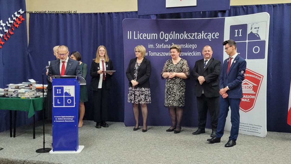 Na zdjęciu: uczestnicy uroczystego zakończenia roku szkolnego 2021/2022 maturzystów w II Liceum Ogólnokształcącym im. Stefana Żeromskiego w Tomaszowie Mazowieckim, które odbyło się w piątek, 29 kwietnia 2022 roku Na zdjęciu: uczestnicy uroczystego zakończenia roku szkolnego 2021/2022 maturzystów w II Liceum Ogólnokształcącym im. Stefana Żeromskiego w Tomaszowie Mazowieckim, które odbyło się w piątek, 29 kwietnia 2022 roku