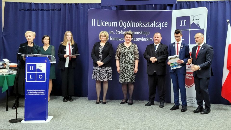 Na zdjęciu: uczestnicy uroczystego zakończenia roku szkolnego 2021/2022 maturzystów w II Liceum Ogólnokształcącym im. Stefana Żeromskiego w Tomaszowie Mazowieckim, które odbyło się w piątek, 29 kwietnia 2022 roku Na zdjęciu: uczestnicy uroczystego zakończenia roku szkolnego 2021/2022 maturzystów w II Liceum Ogólnokształcącym im. Stefana Żeromskiego w Tomaszowie Mazowieckim, które odbyło się w piątek, 29 kwietnia 2022 roku