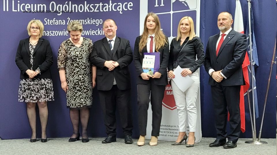 Na zdjęciu: uczestnicy uroczystego zakończenia roku szkolnego 2021/2022 maturzystów w II Liceum Ogólnokształcącym im. Stefana Żeromskiego w Tomaszowie Mazowieckim, które odbyło się w piątek, 29 kwietnia 2022 roku Na zdjęciu: uczestnicy uroczystego zakończenia roku szkolnego 2021/2022 maturzystów w II Liceum Ogólnokształcącym im. Stefana Żeromskiego w Tomaszowie Mazowieckim, które odbyło się w piątek, 29 kwietnia 2022 roku