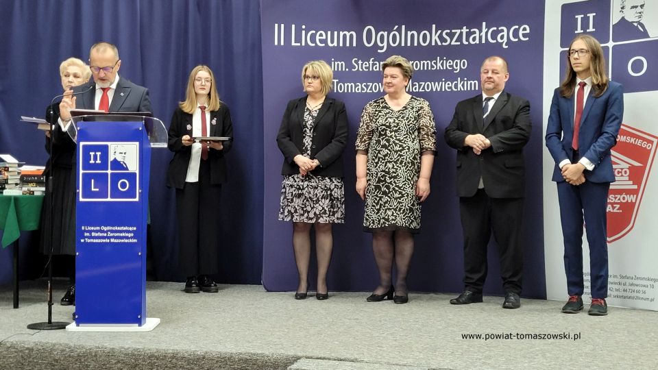 Na zdjęciu: uczestnicy uroczystego zakończenia roku szkolnego 2021/2022 maturzystów w II Liceum Ogólnokształcącym im. Stefana Żeromskiego w Tomaszowie Mazowieckim, które odbyło się w piątek, 29 kwietnia 2022 roku Na zdjęciu: uczestnicy uroczystego zakończenia roku szkolnego 2021/2022 maturzystów w II Liceum Ogólnokształcącym im. Stefana Żeromskiego w Tomaszowie Mazowieckim, które odbyło się w piątek, 29 kwietnia 2022 roku