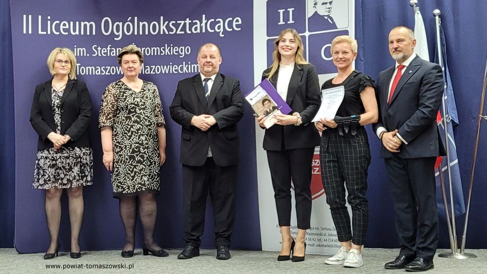 Na zdjęciu: uczestnicy uroczystego zakończenia roku szkolnego 2021/2022 maturzystów w II Liceum Ogólnokształcącym im. Stefana Żeromskiego w Tomaszowie Mazowieckim, które odbyło się w piątek, 29 kwietnia 2022 roku Na zdjęciu: uczestnicy uroczystego zakończenia roku szkolnego 2021/2022 maturzystów w II Liceum Ogólnokształcącym im. Stefana Żeromskiego w Tomaszowie Mazowieckim, które odbyło się w piątek, 29 kwietnia 2022 roku