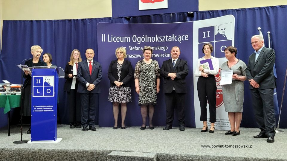 Na zdjęciu: uczestnicy uroczystego zakończenia roku szkolnego 2021/2022 maturzystów w II Liceum Ogólnokształcącym im. Stefana Żeromskiego w Tomaszowie Mazowieckim, które odbyło się w piątek, 29 kwietnia 2022 roku Na zdjęciu: uczestnicy uroczystego zakończenia roku szkolnego 2021/2022 maturzystów w II Liceum Ogólnokształcącym im. Stefana Żeromskiego w Tomaszowie Mazowieckim, które odbyło się w piątek, 29 kwietnia 2022 roku