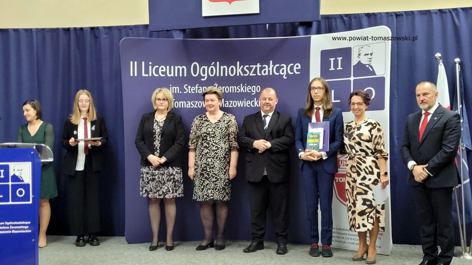 Na zdjęciu: uczestnicy uroczystego zakończenia roku szkolnego 2021/2022 maturzystów w II Liceum Ogólnokształcącym im. Stefana Żeromskiego w Tomaszowie Mazowieckim, które odbyło się w piątek, 29 kwietnia 2022 roku Na zdjęciu: uczestnicy uroczystego zakończenia roku szkolnego 2021/2022 maturzystów w II Liceum Ogólnokształcącym im. Stefana Żeromskiego w Tomaszowie Mazowieckim, które odbyło się w piątek, 29 kwietnia 2022 roku