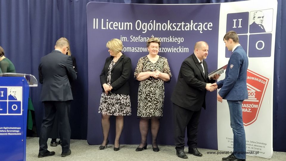 Na zdjęciu: uczestnicy uroczystego zakończenia roku szkolnego 2021/2022 maturzystów w II Liceum Ogólnokształcącym im. Stefana Żeromskiego w Tomaszowie Mazowieckim, które odbyło się w piątek, 29 kwietnia 2022 roku Na zdjęciu: uczestnicy uroczystego zakończenia roku szkolnego 2021/2022 maturzystów w II Liceum Ogólnokształcącym im. Stefana Żeromskiego w Tomaszowie Mazowieckim, które odbyło się w piątek, 29 kwietnia 2022 roku