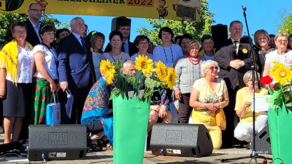 Na zdjęciu: uczestnicy XIII Powiatowego Miodobrania w Żelechlinku, które odbyło się w Żelechlinku w niedzielę, 5 czerwca 2022 roku