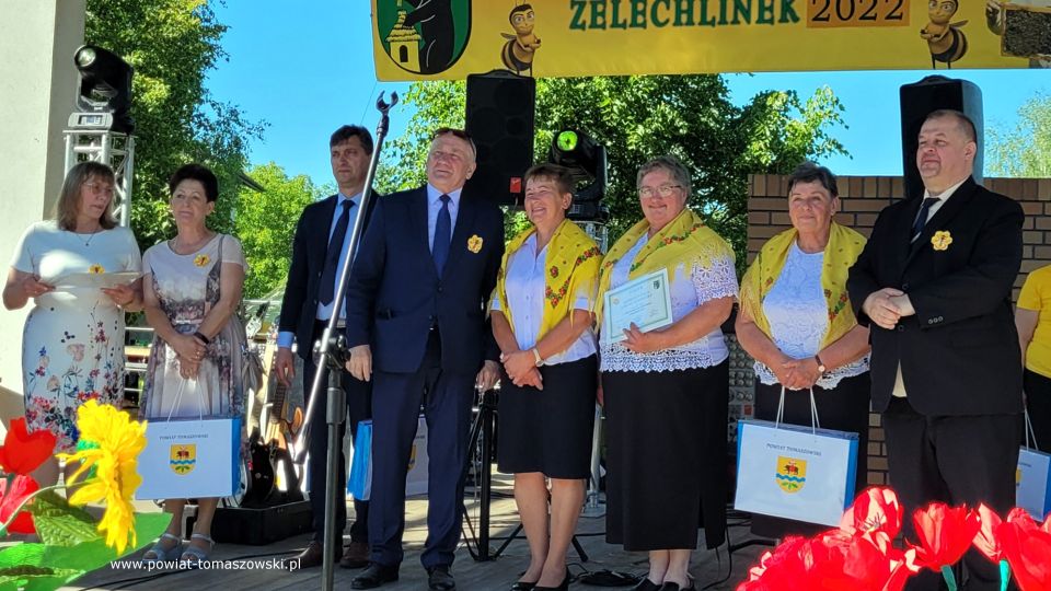 Na zdjęciu: uczestnicy XIII Powiatowego Miodobrania w Żelechlinku, które odbyło się w Żelechlinku w niedzielę, 5 czerwca 2022 roku