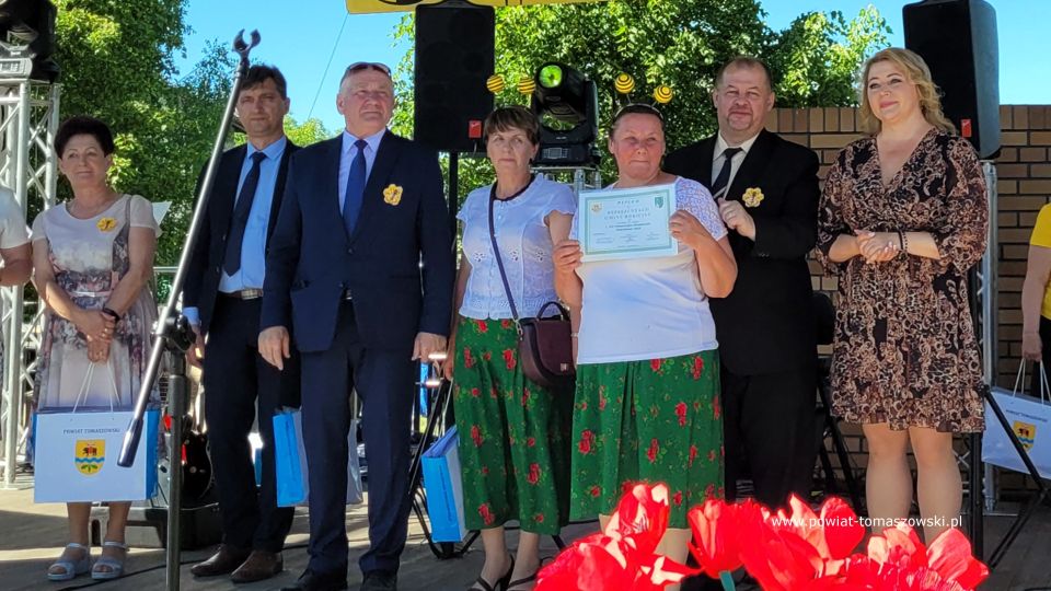 Na zdjęciu: uczestnicy XIII Powiatowego Miodobrania w Żelechlinku, które odbyło się w Żelechlinku w niedzielę, 5 czerwca 2022 roku