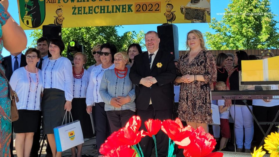 Na zdjęciu: uczestnicy XIII Powiatowego Miodobrania w Żelechlinku, które odbyło się w Żelechlinku w niedzielę, 5 czerwca 2022 roku