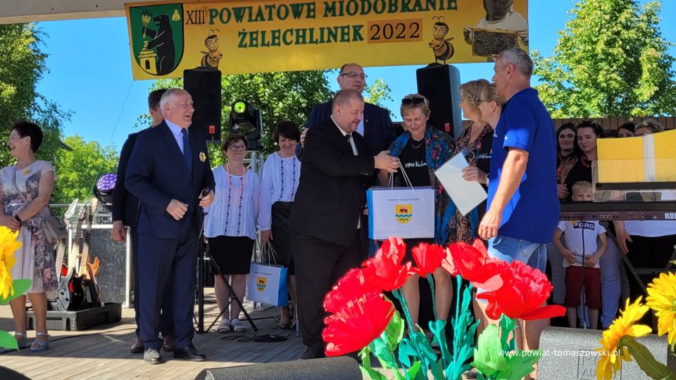 Na zdjęciu: uczestnicy XIII Powiatowego Miodobrania w Żelechlinku, które odbyło się w Żelechlinku w niedzielę, 5 czerwca 2022 roku