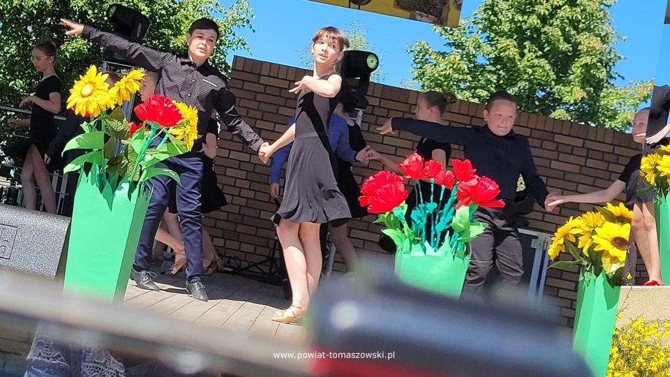 Na zdjęciu: uczestnicy XIII Powiatowego Miodobrania w Żelechlinku, które odbyło się w Żelechlinku w niedzielę, 5 czerwca 2022 roku