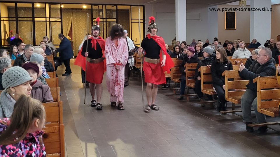 Zdjęcie z Misterium Męki Pańskiej, które zostało wystawione w piątek, 8 kwietnia 2022 roku, w kościele pw. Najświętszej Marii Panny Królowej Polski przez uczniów klasy pożarniczej z ZSP nr 3 w Tomaszowie Mazowieckim pod kierunkiem nauczyciela, Tomasza Wachonia