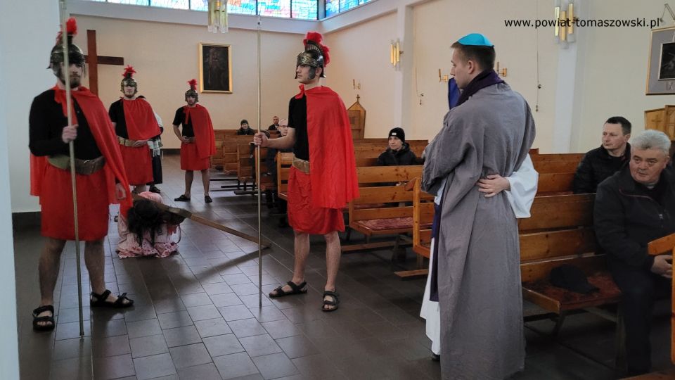 Zdjęcie z Misterium Męki Pańskiej, które zostało wystawione w piątek, 8 kwietnia 2022 roku, w kościele pw. Najświętszej Marii Panny Królowej Polski przez uczniów klasy pożarniczej z ZSP nr 3 w Tomaszowie Mazowieckim pod kierunkiem nauczyciela, Tomasza Wachonia