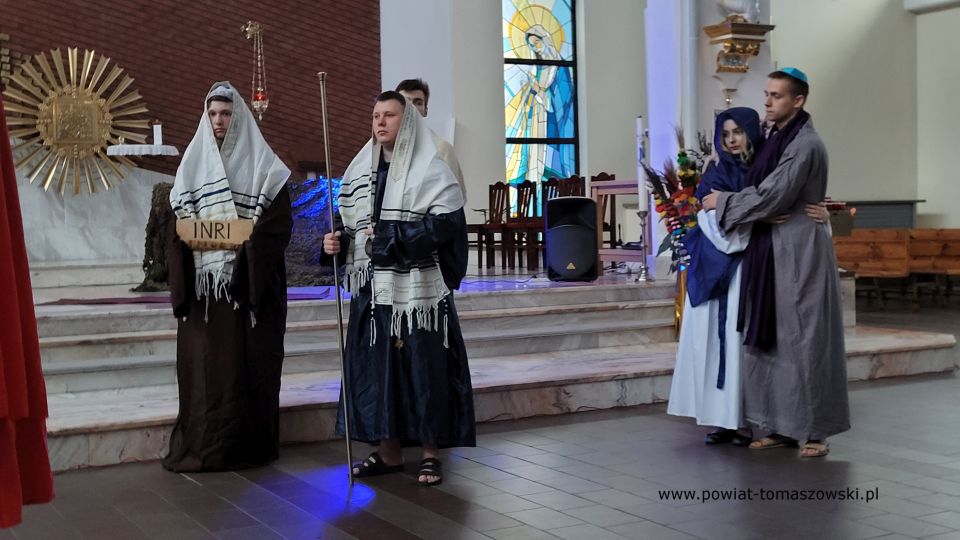 Zdjęcie z Misterium Męki Pańskiej, które zostało wystawione w piątek, 8 kwietnia 2022 roku, w kościele pw. Najświętszej Marii Panny Królowej Polski przez uczniów klasy pożarniczej z ZSP nr 3 w Tomaszowie Mazowieckim pod kierunkiem nauczyciela, Tomasza Wachonia