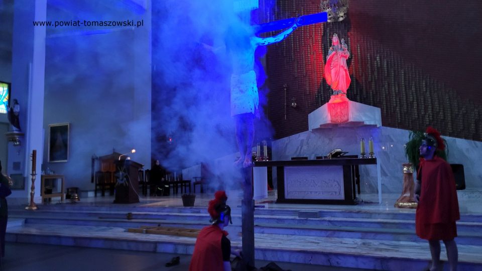Zdjęcie z Misterium Męki Pańskiej, które zostało wystawione w piątek, 8 kwietnia 2022 roku, w kościele pw. Najświętszej Marii Panny Królowej Polski przez uczniów klasy pożarniczej z ZSP nr 3 w Tomaszowie Mazowieckim pod kierunkiem nauczyciela, Tomasza Wachonia