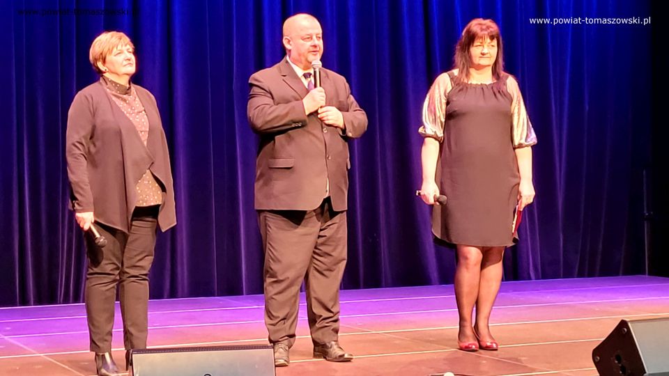 Zdjęcie z konferencji prasowej, która odbyła się w Powiatowym Centrum Animacji Społecznej w Tomaszowie Mazowieckim w poniedziałek, 11 kwietnia 2022 roku