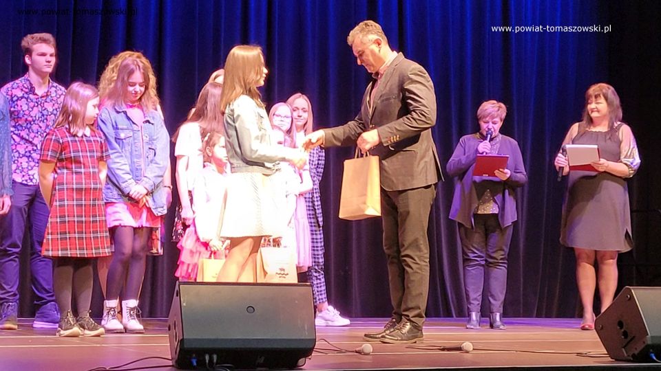 Zdjęcie z konferencji prasowej, która odbyła się w Powiatowym Centrum Animacji Społecznej w Tomaszowie Mazowieckim w poniedziałek, 11 kwietnia 2022 roku