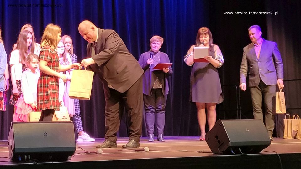 Zdjęcie z konferencji prasowej, która odbyła się w Powiatowym Centrum Animacji Społecznej w Tomaszowie Mazowieckim w poniedziałek, 11 kwietnia 2022 roku